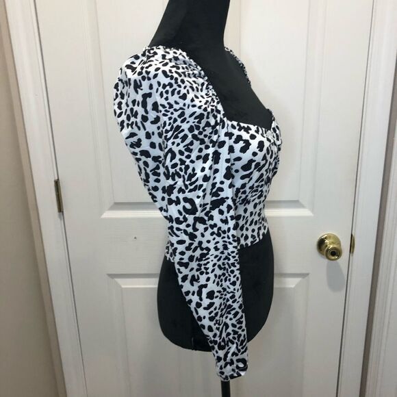 NWOT Leopard print white and black, long sleeve crop top. Size small - Picture 7 of 7